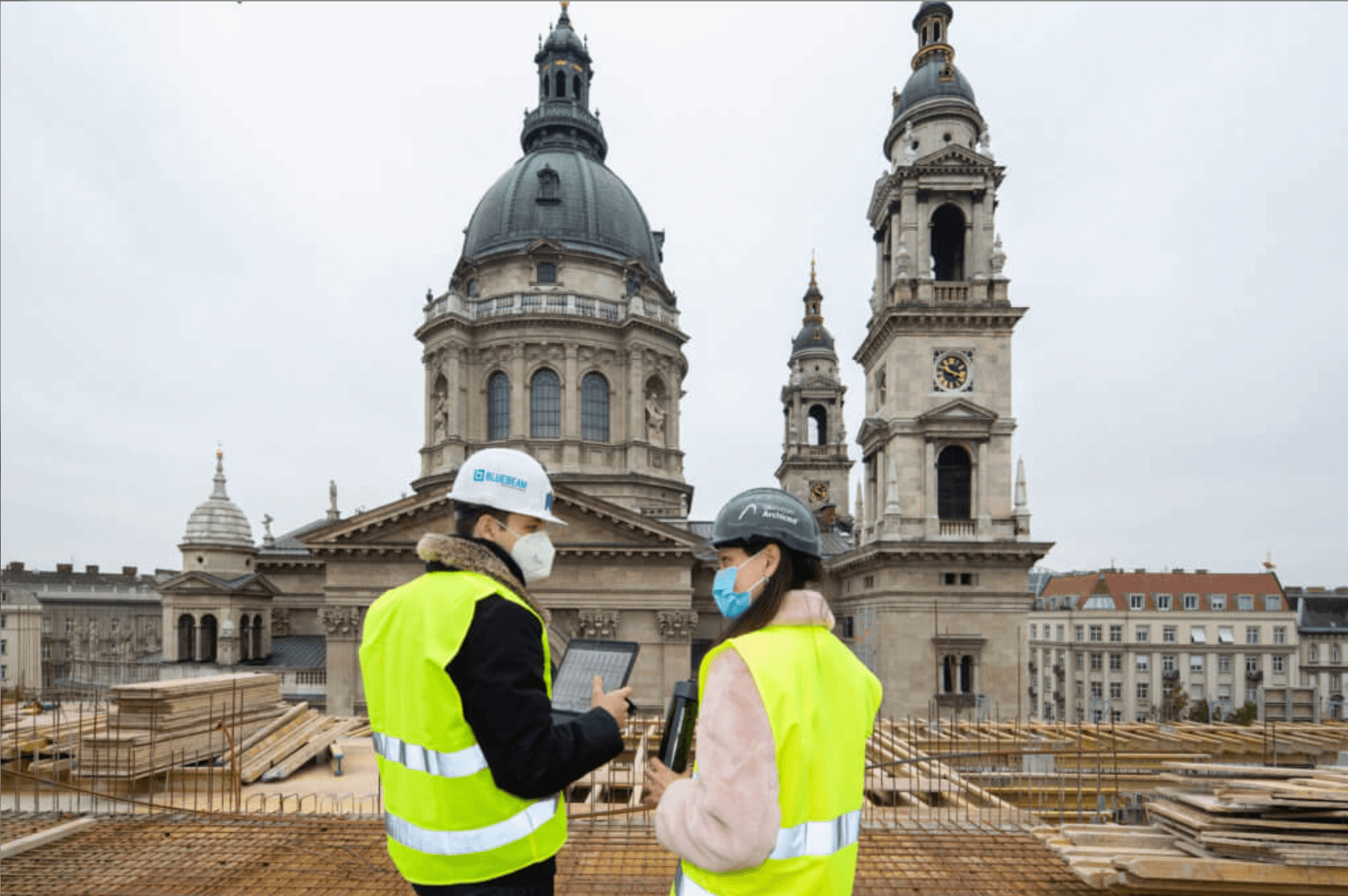 dos ingenieros utilizan BIMx en la obra de una iglesia